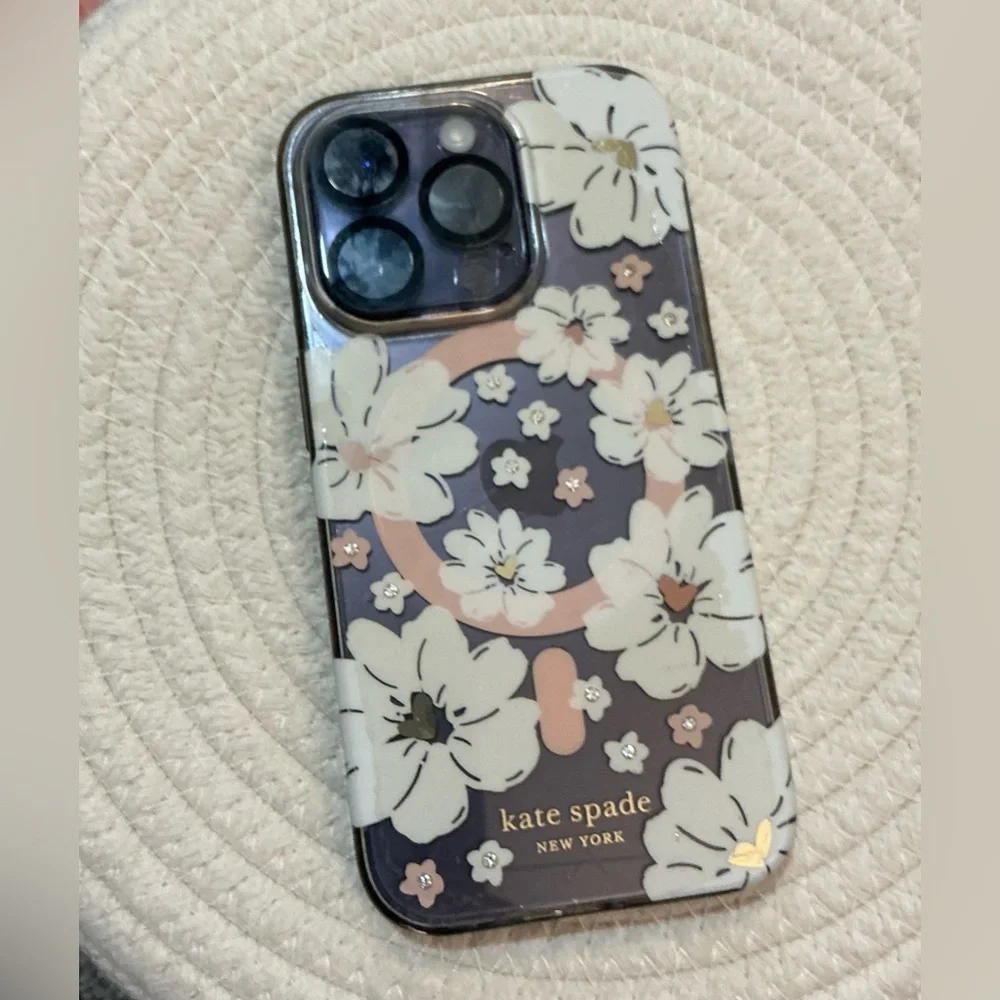 Kate Spade New York Protective Hardshell Case Compatible with MagSafe - Picture 4 of 4